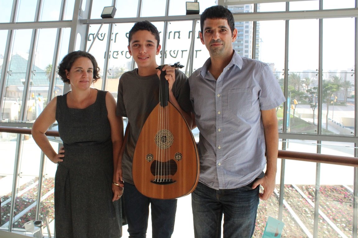 רעי חודיר מירושלים יחד עם הוריו במשכן לאמנויות הבמה באשדוד רגע לפי התחרות