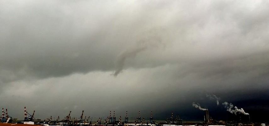 סערה מעל נמל אשדוד (צילום: עופר אשטוקר)