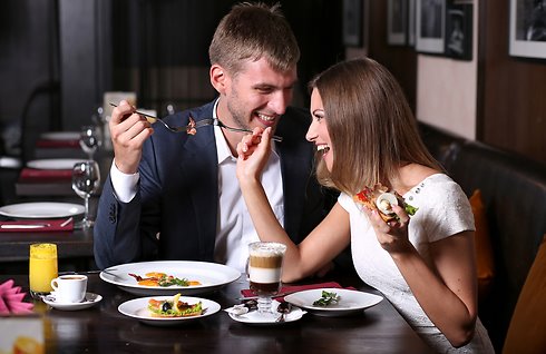 ארוחה רומנטית - לא רק במסעדה(צילום: Shutterstock)