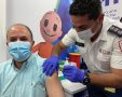לסרי מקבל את החיסון השני - צילום באדיבות עיריית אשדוד