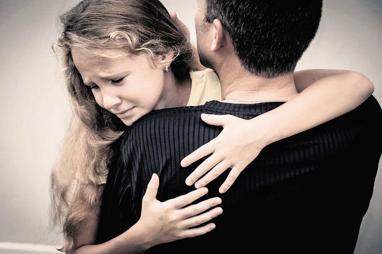Отец обнимает взрослую дочь