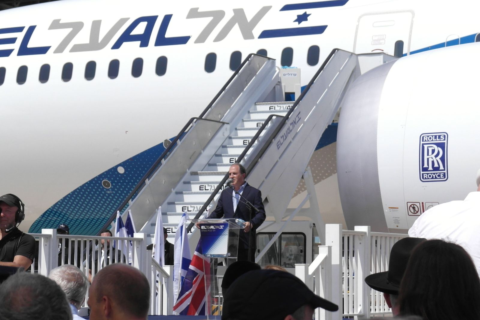 ראש העיר נואם אל מול המטוס החדש