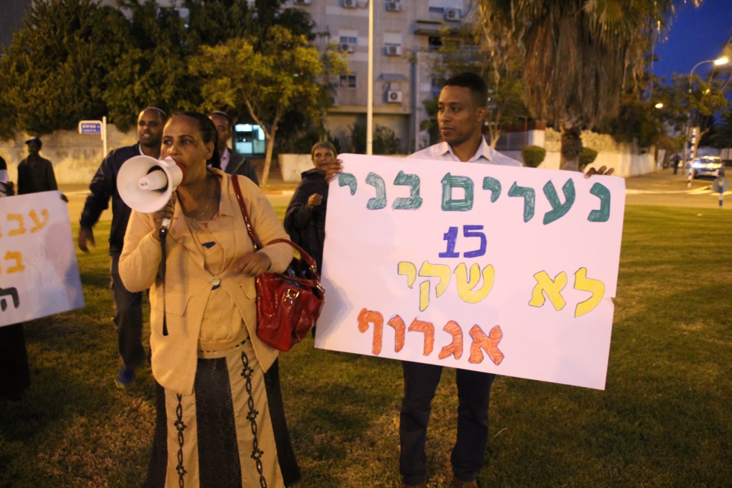 עו"ד אייצ'לותם מסלה ואימו של הנער בהפגנה | צילום: אשדוד נט
