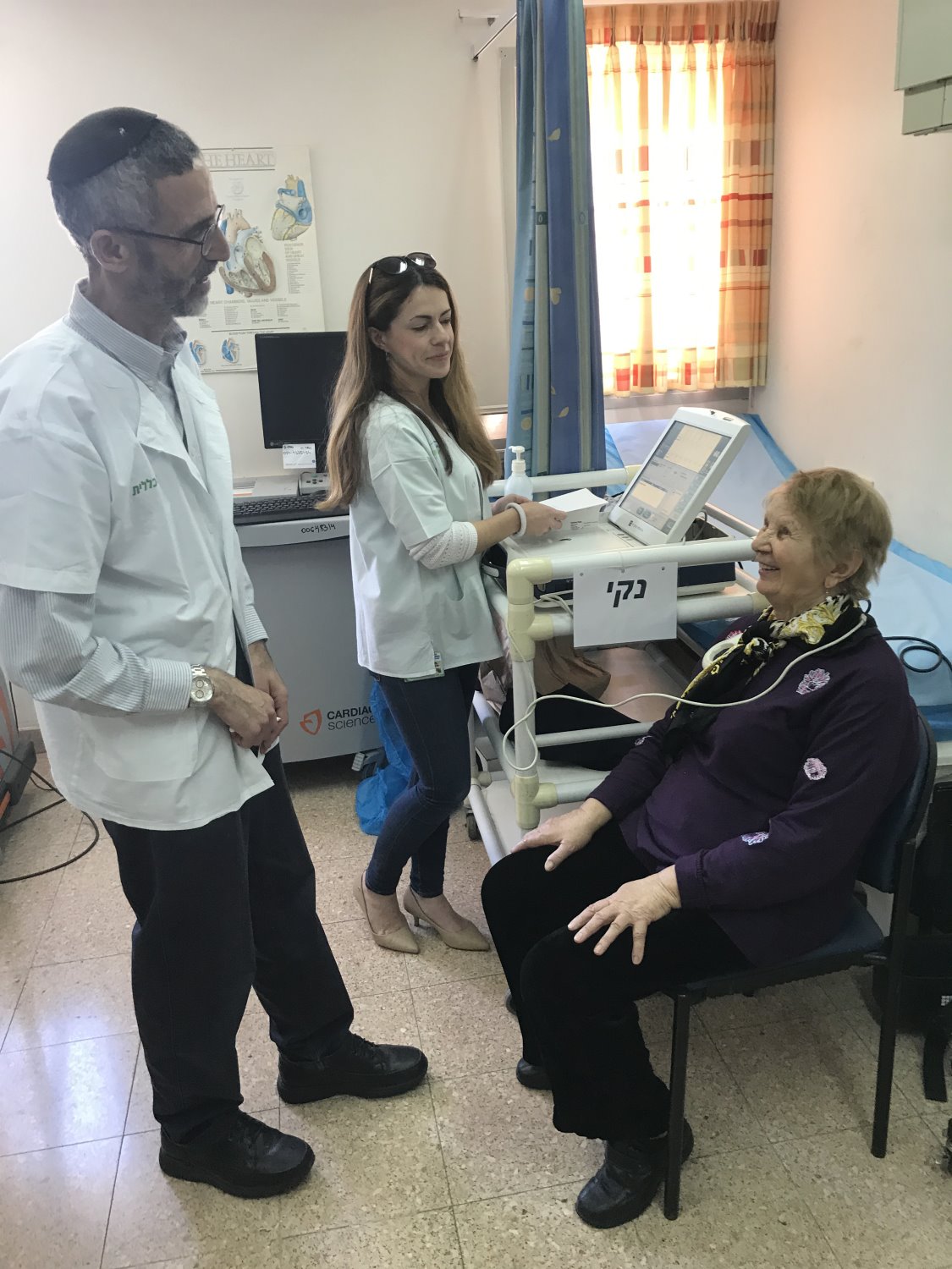 אלכסנדרה דזאנשוילי במהלך בדיקה במרפאת קוצבים באשדוד