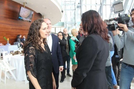 השרה מירי רגב יחד עם המנצחת סיון אלבו בן חור צילום: חן בוקר