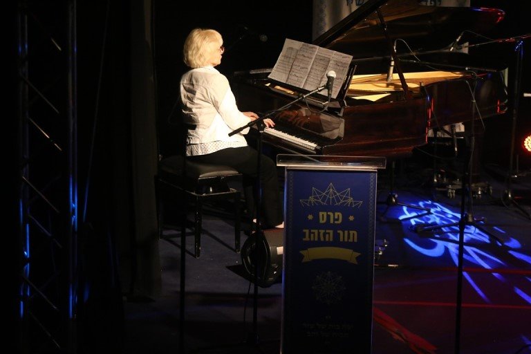 יאנינה קודליק על הפסנתר צילום גיל לוי לפוטו דויד אסייג