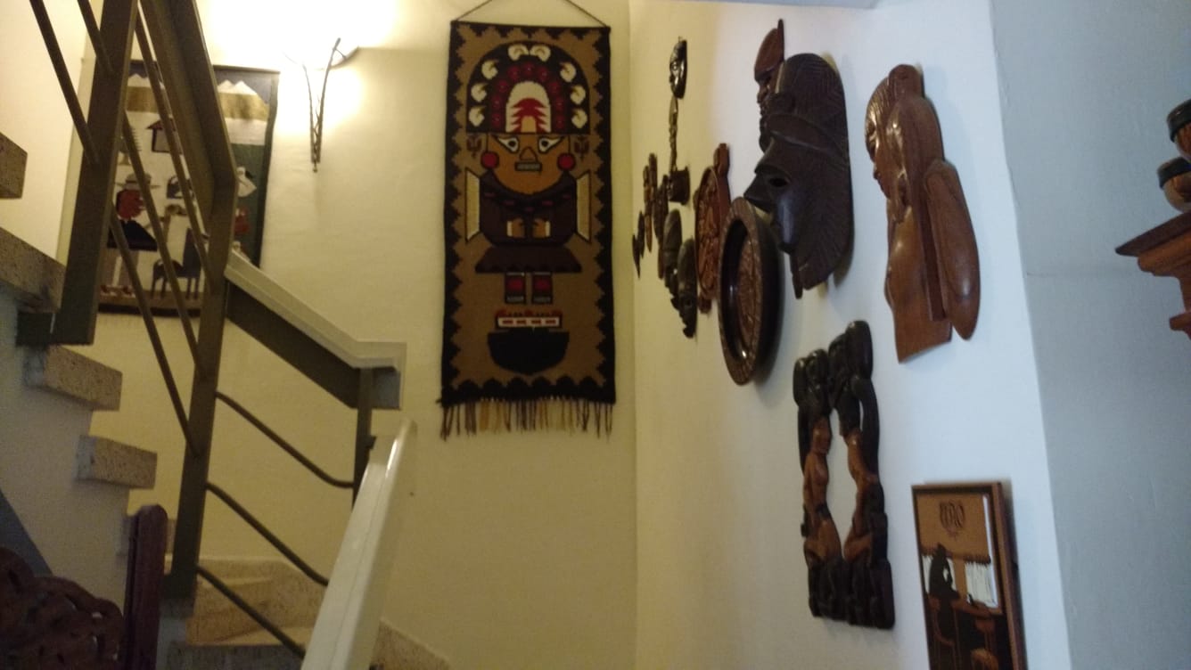במדרגות המובילות לקומה השניה חפצי אומנות מדרום אמריקה 