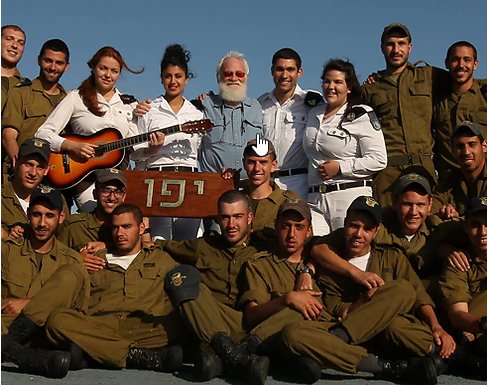 נטע עם החיילים מתוך תמונה שהופצה ע"י ה BDS