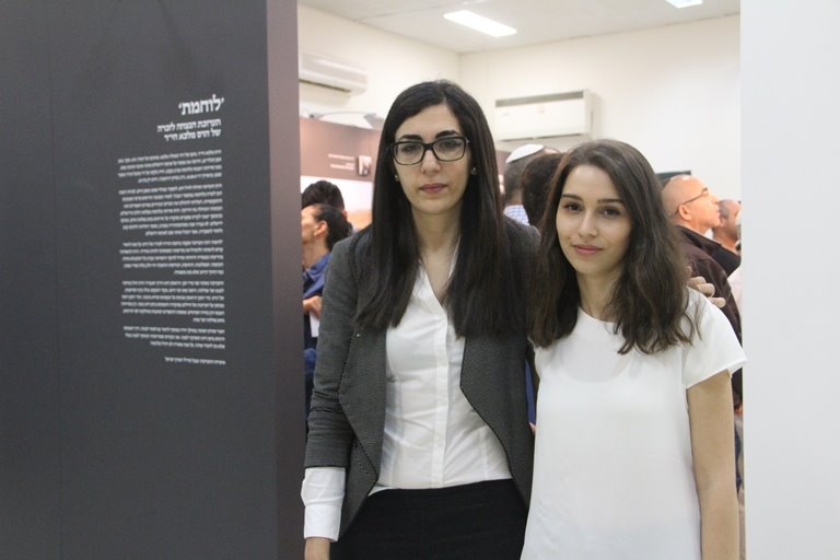 המעצבות המרגשות: ענבל מרילי ושרון ישראל על רקע התערוכה