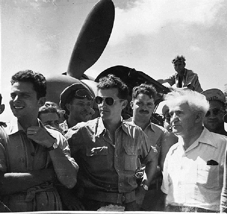 ראש הממשלה דוד בן-גוריון עם מודי אלון, מפקדה הראשון של טייסת "הקרב הראשונה" | תמונת ארכיון