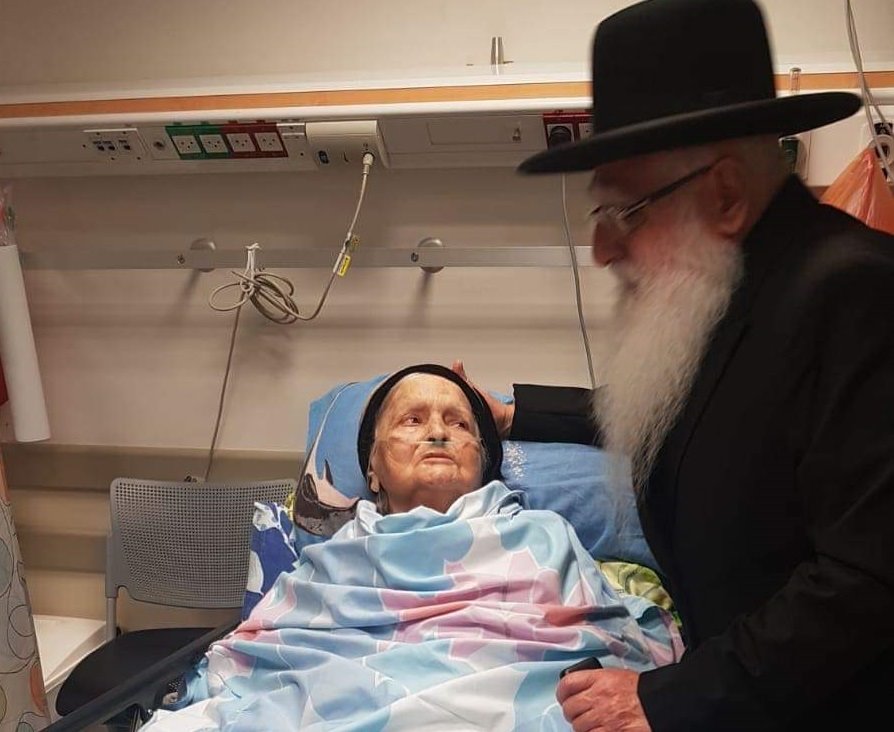 הרבנית פינטו עם בנה הרב חיים פינטו