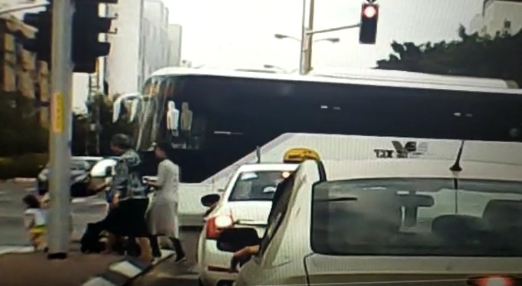 צילום מסך: אם מצילה את בנה רגע לפני שהוא נדרס ע"י אוטובוס