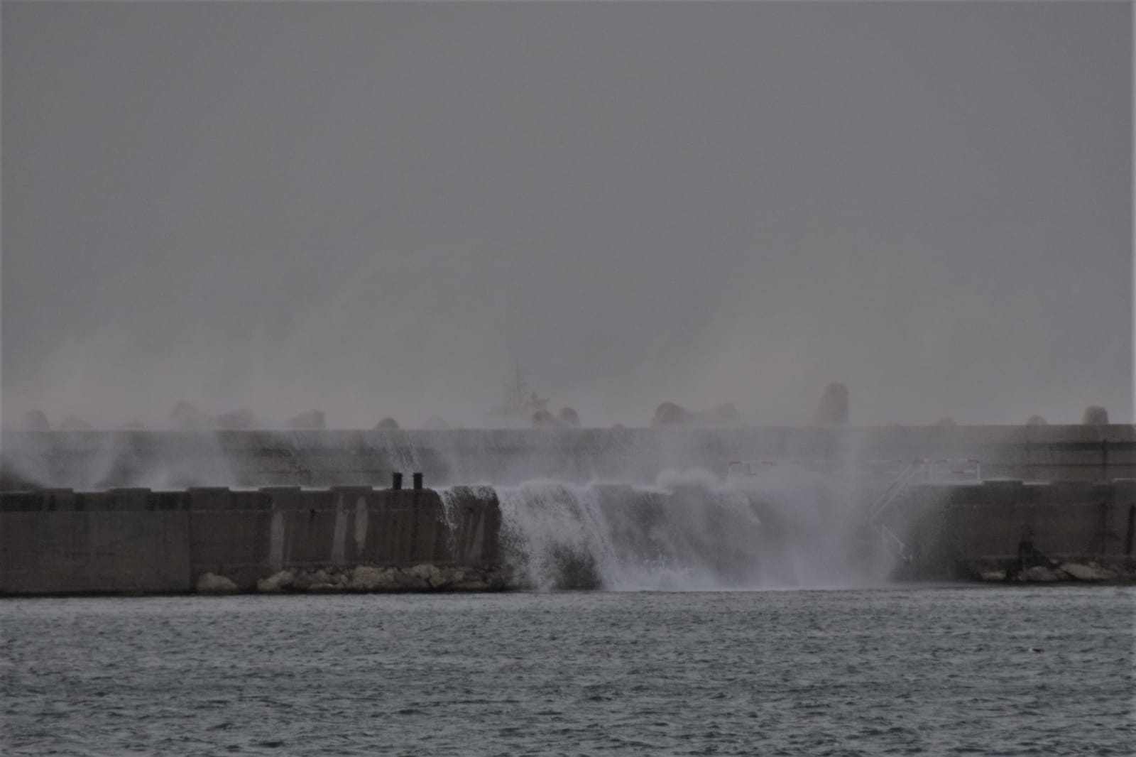 גלי ענק בנמל אשדוד - צילום: ירון קליין