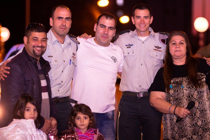 משפחת חקאני עם מפקדי היחידה ויניב קקון. יח"צ