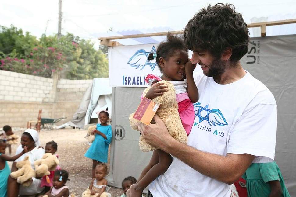 אוהד שמש ז"ל במשלחת הסיוע להאיטי. באדיבות המשפחה