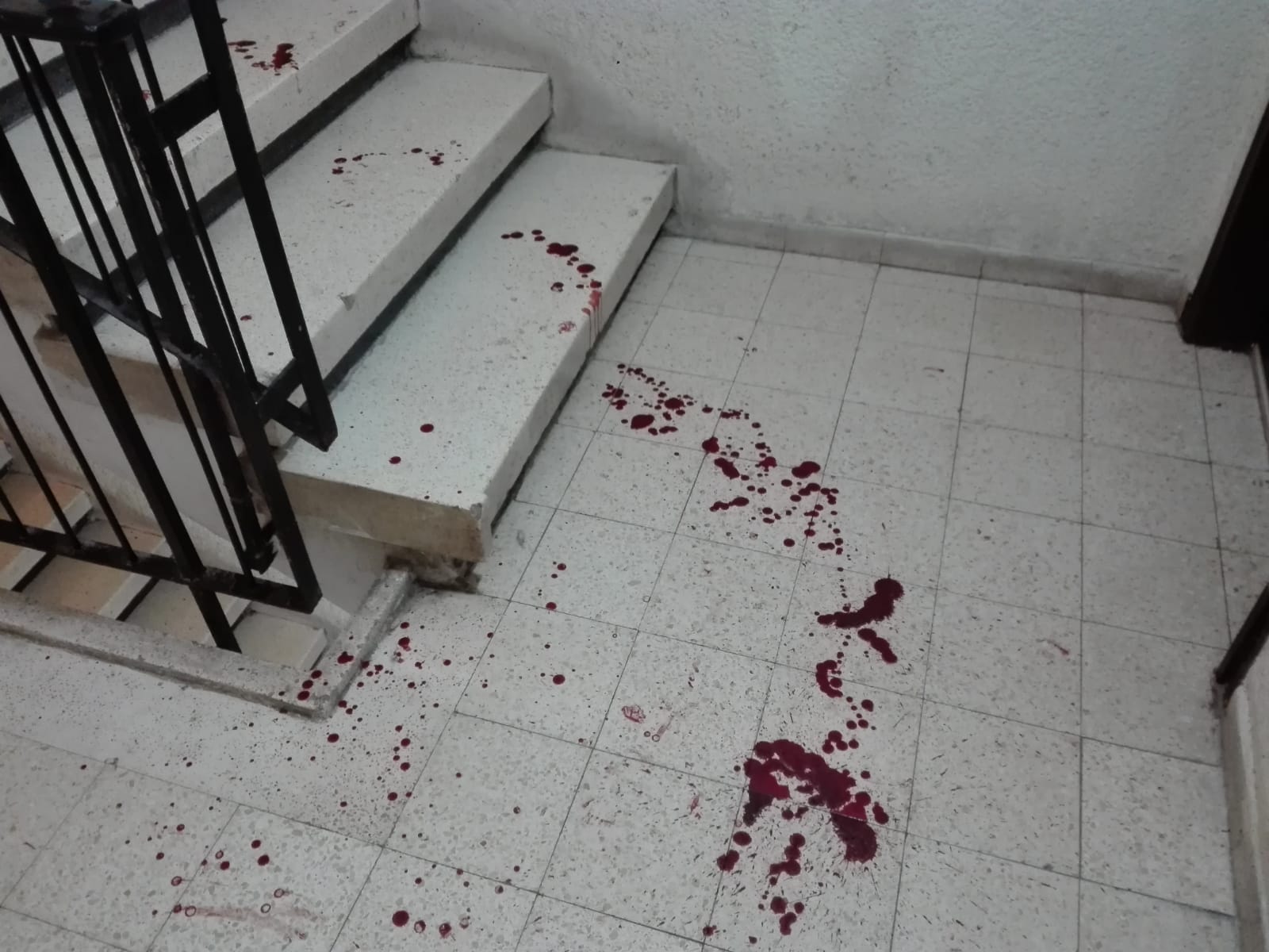 כתמי הדם בחדר המדרגות (צילום: שמואל סרדינס)