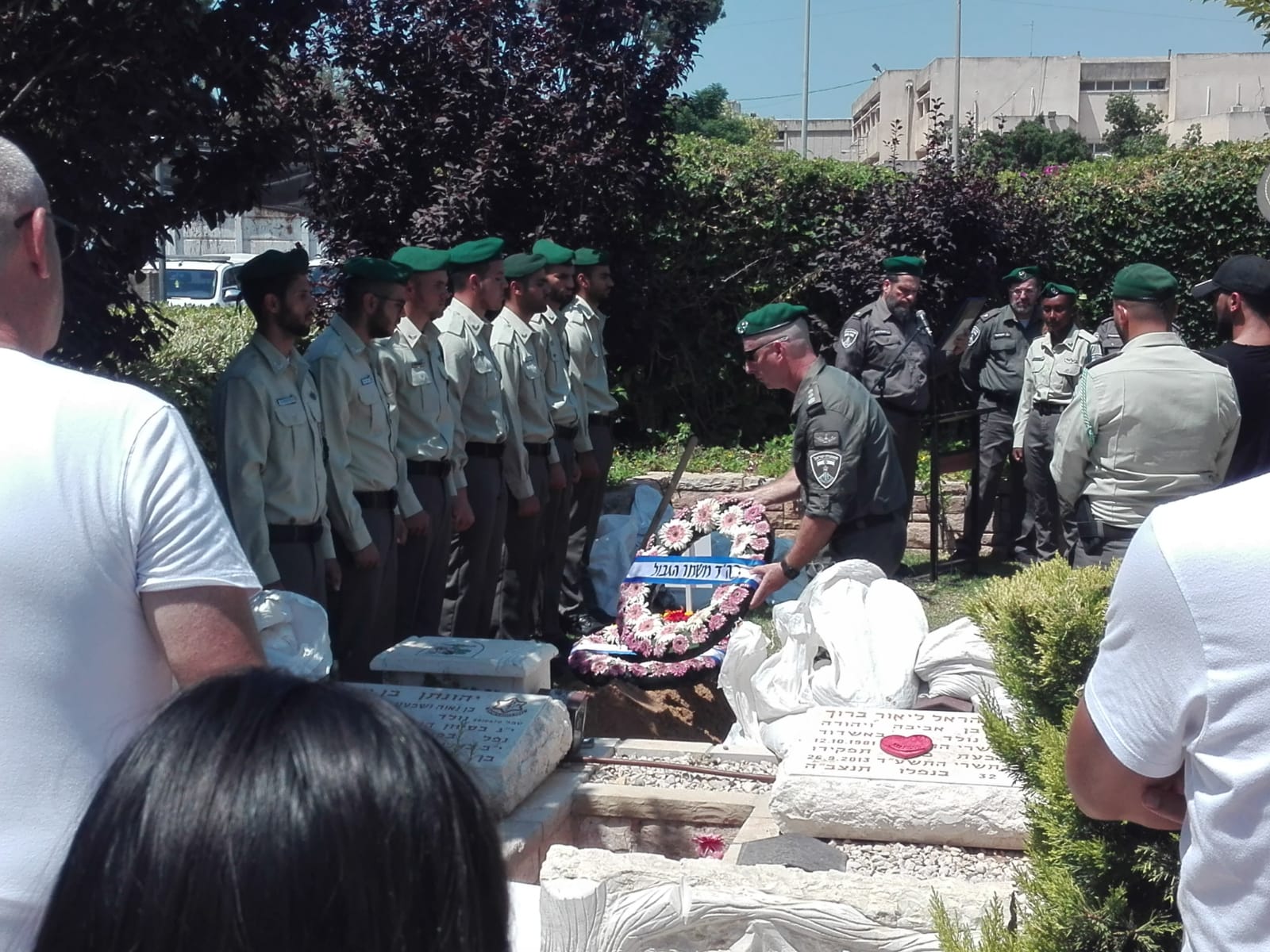 מפקד משמר הגבול מניח זר על קברו של אבי עייש ז"ל