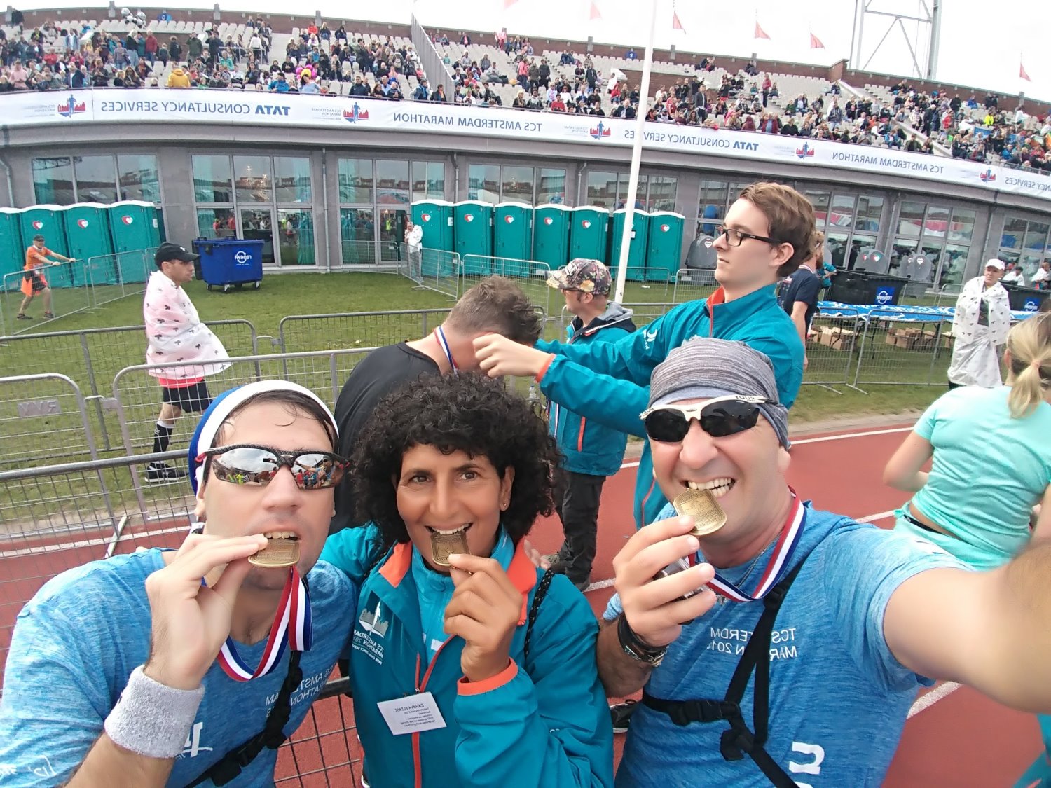 עם המדליה - אחרי סיום מרתון אמסטרדם | צילום פרטי