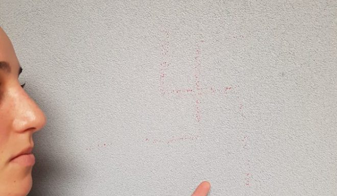 צלב הקרס שצויר על הקיר(צילום מסך)