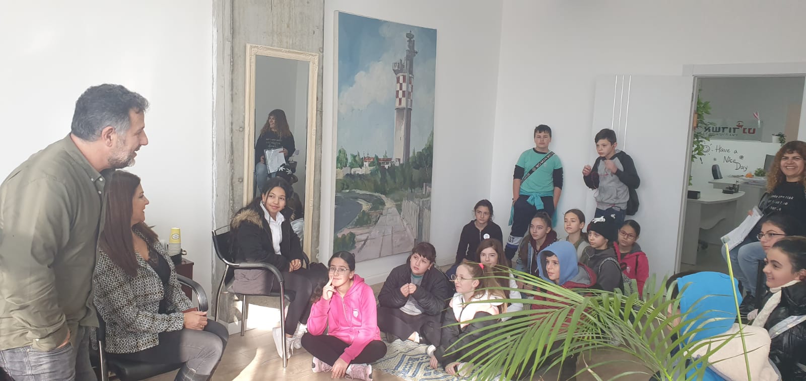 עיתונאים צעירים בביקור במשרדי אשדוד נט