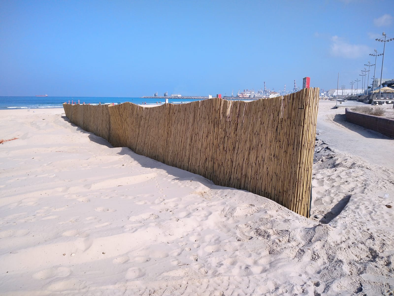 הגדר שהוצבה בחוף. צילום: שמואל סרדינס