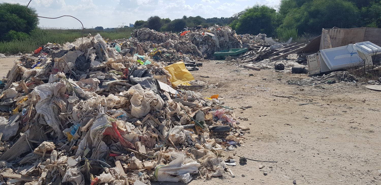 ערימות של פסולת באתר פיראטי באשדוד