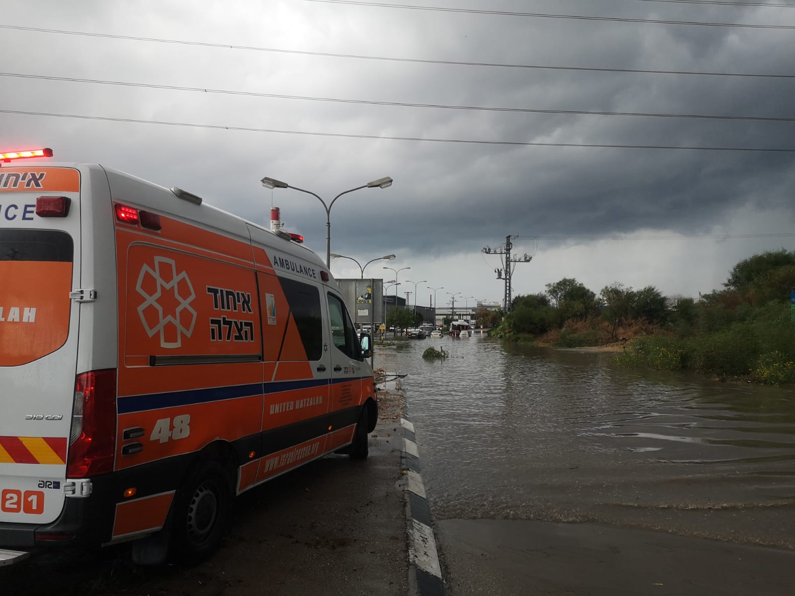 אמבולנס איחוד הצלה על רקע הצפה ורכבים תקועים ברחוב הנפט באשדוד