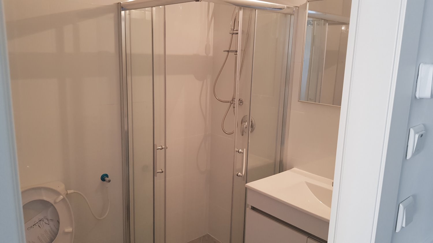 מקלחת ושירותים ביחידת הדיור - צילום: אשדוד נט