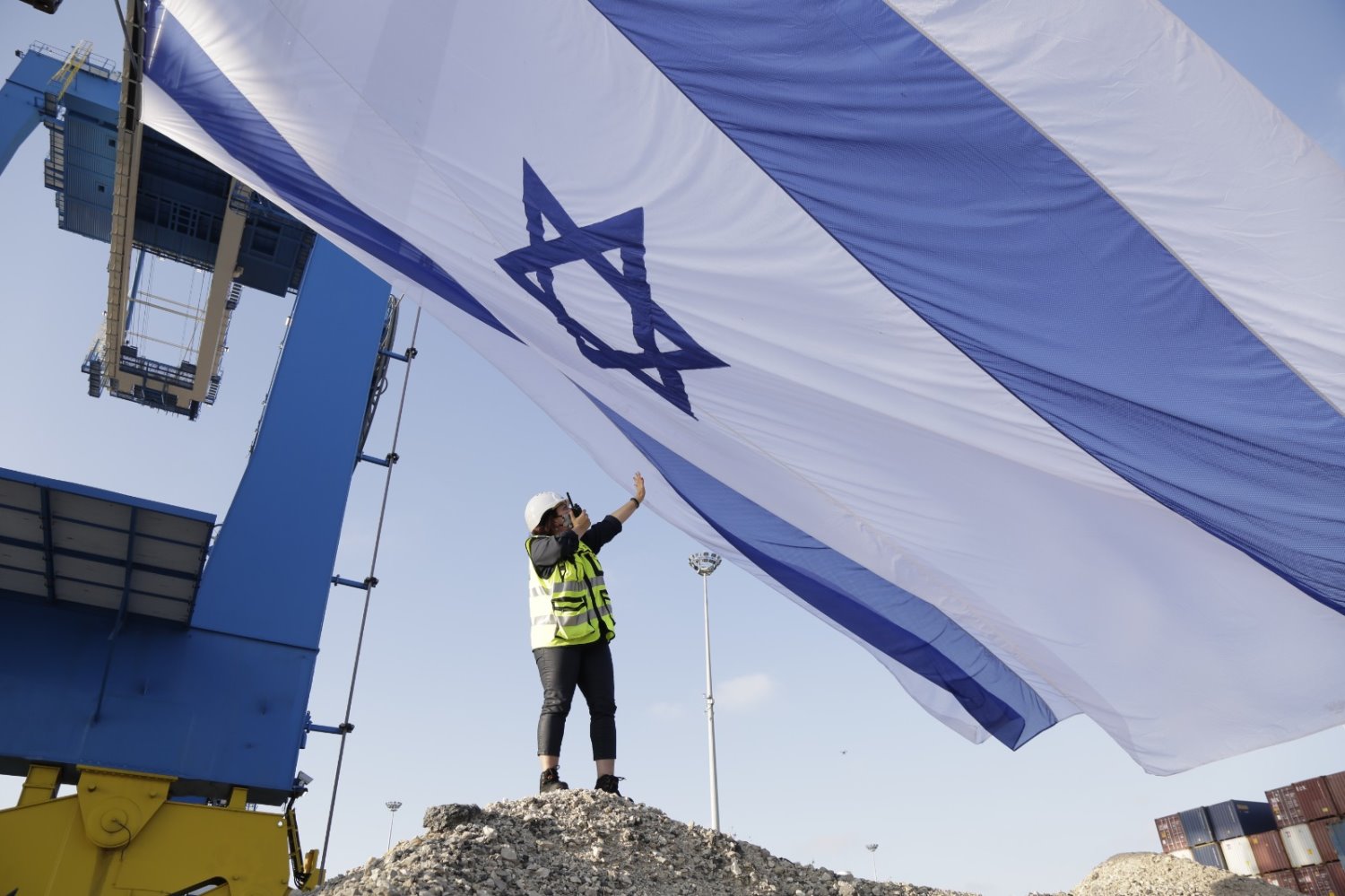 דגל ישראל ענקי שהוצב על גבי גבוה המנופים בנמלי ישראל