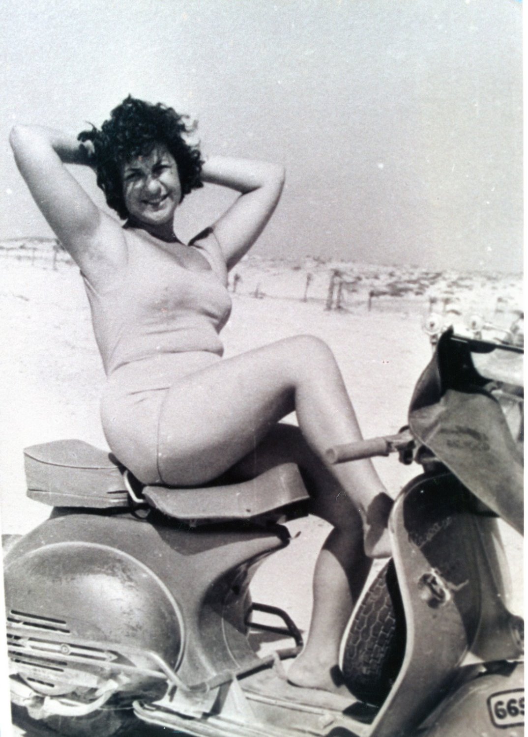אלכסנדרה ז"ל על קטנוע ברקע חולות אשדוד בראשית שנות ה- 60. צילום באדיבות הארכיון העירוני אשדוד