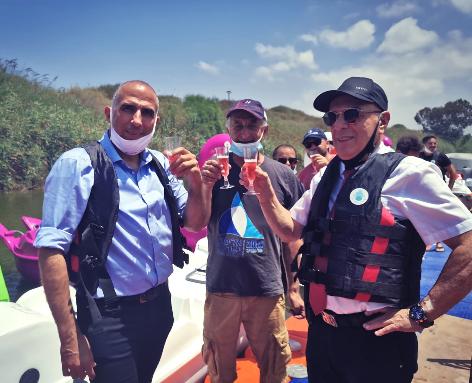 סגן ראש העיר שמעון כצנלסון חונך את השייט בנחל. צילום: תיירות אשדוד