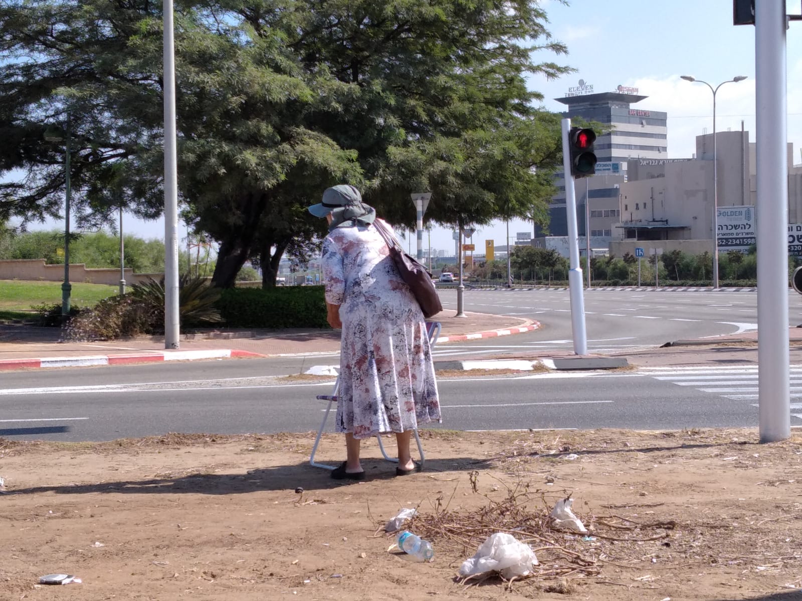 אסתר בת ה-67 שבה לקבץ נדבות בצומת והישועה מאחרת לבוא. צילום: אשדוד נט