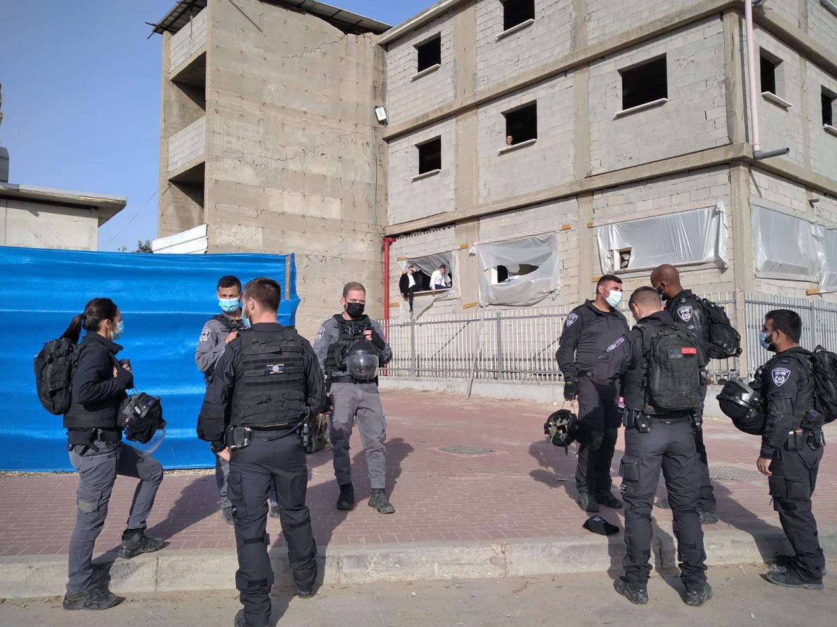 כוחות המשטרה הבוקר בישיבת גרודנא. צילום: אשדוד נט