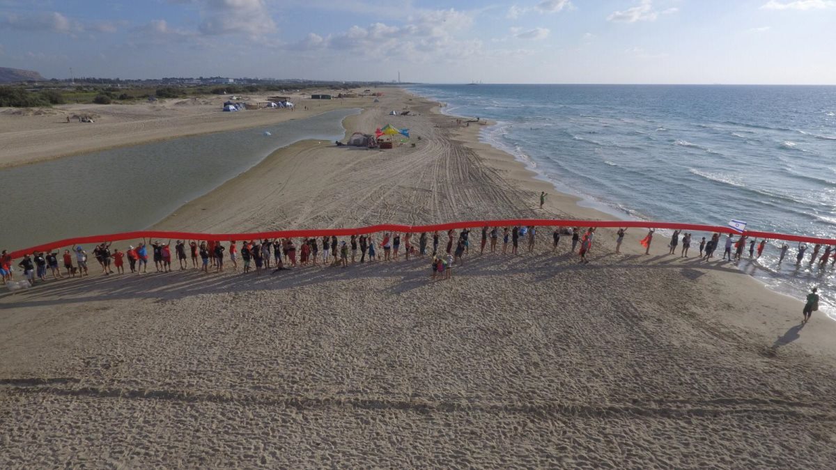 הפגנה בחוף מעיין צבי נגד אסדת הגז. צילום: דורון גזית 