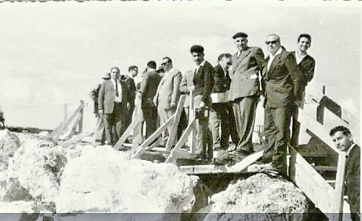 צבי צילקר (למטה)  1964 כמהנדס העיר על שובר גלים נמל אשדוד 