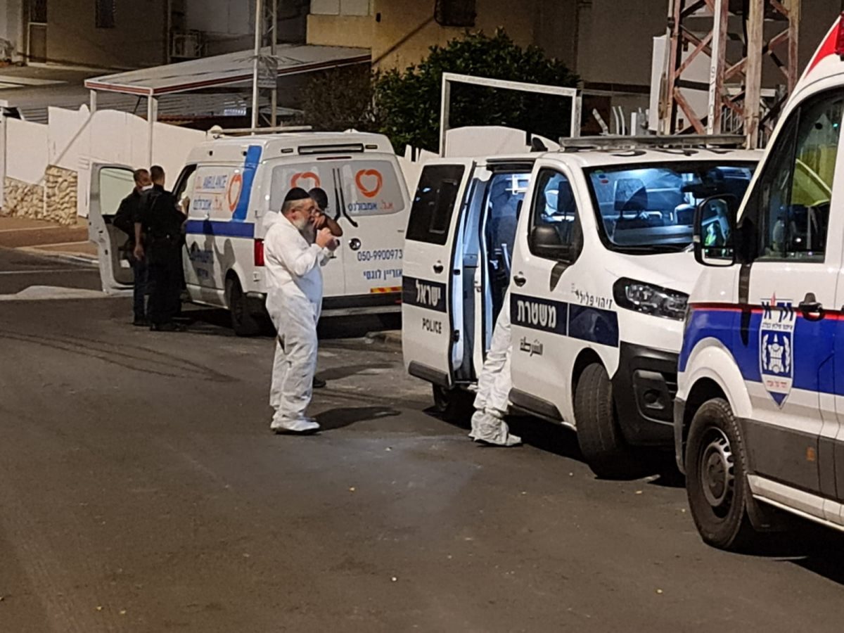 צוותי זק"א מטפלים בכבוד הנפטר הלילה באשדוד