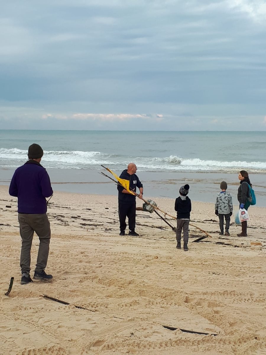 מתנדבים מנקים את החופים קרדיט צילום -ניר רויבסקי