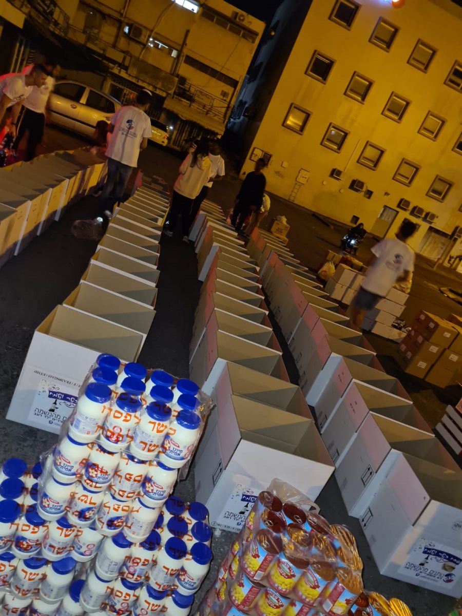 במבצע חלוקת סלי מזון לנזקקים לקראת הפסח. צילום: "נותנים מהנשמה"