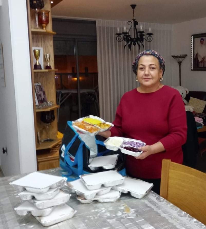 אסתר, אמו של אלעד, מבשלת לקשישים. צילום פרטי