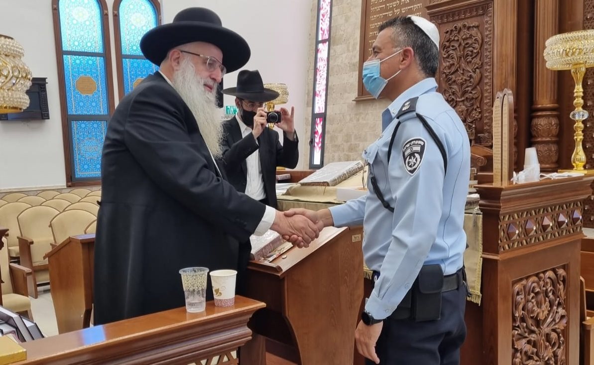 סנ"צ אילן שושן בפגישה עם אחד הרבנים