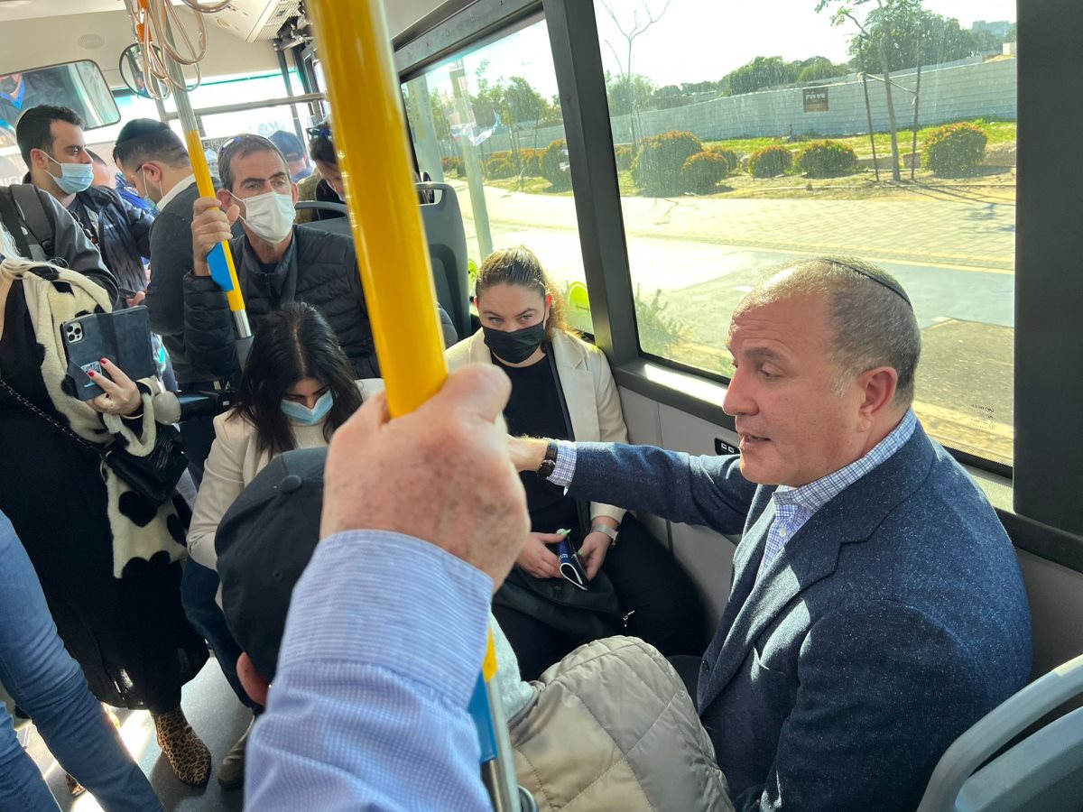 ראש העיר, ד"ר יחיאל לסרי, מצטרף למסע ההסברה העירוני באוטובוסים עצמם
