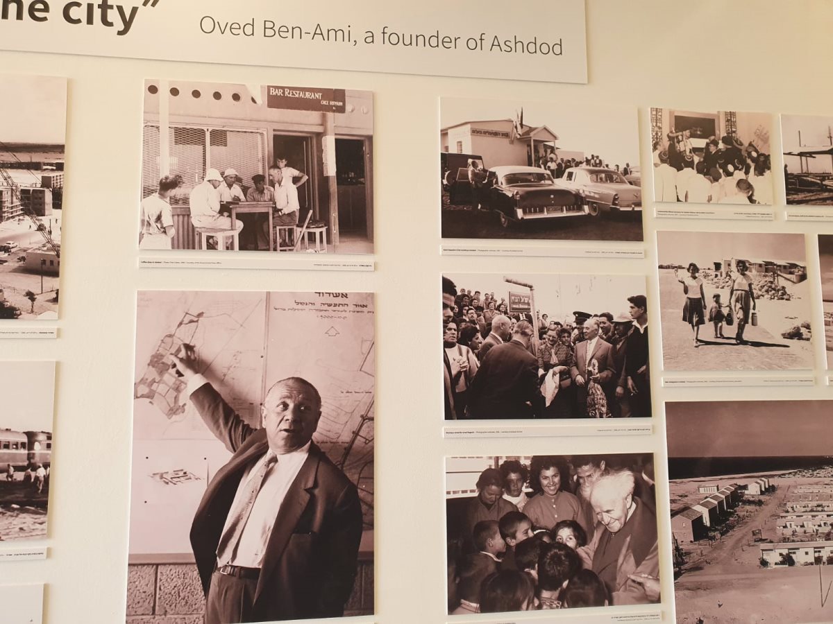 בן עמי מוצג בכניסה למרכז מבקרים אשדוד כמייסד של העיר - FOUNDER OF ASHDOD A