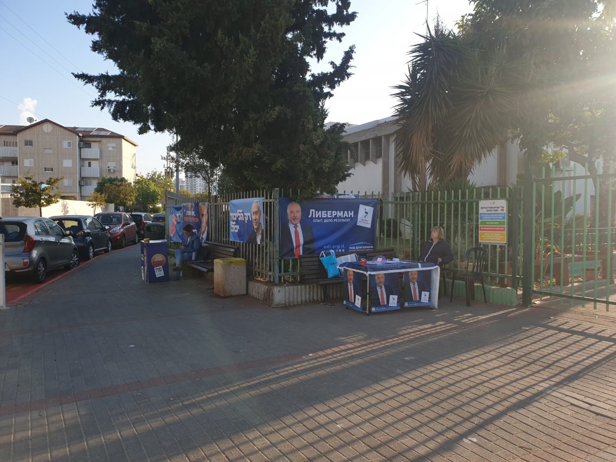 הקלפי בבית הספר אמירים - אפילו נציגי המפלגות עדיין לא הגיעו