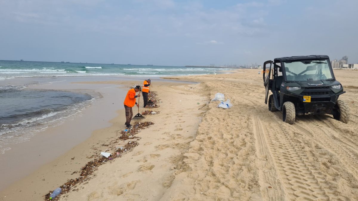 מנקים את הפסולת שנפלטה לחוף. צילום: עיריית אשדוד
