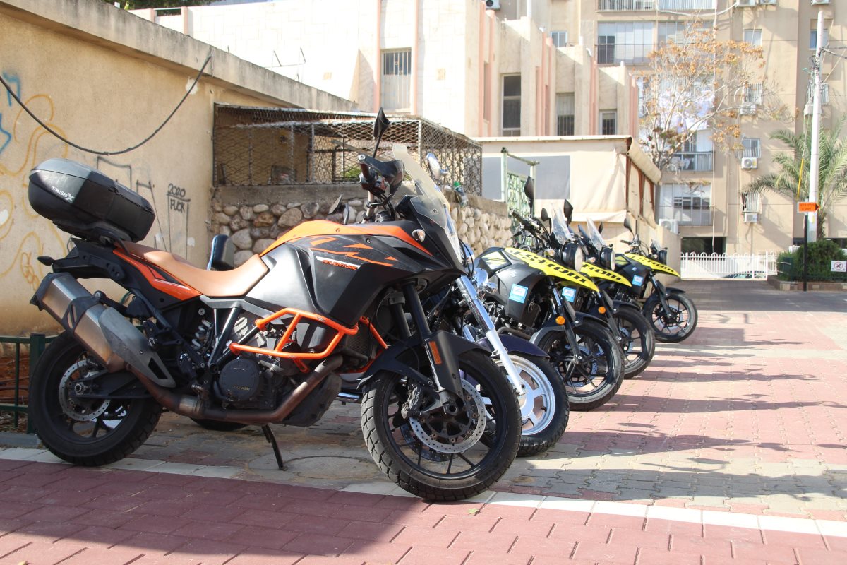 צי האופנועים של בי"ס קשת ללימודי רכיבה על אופנוע. צילום: שמואל סרדינס