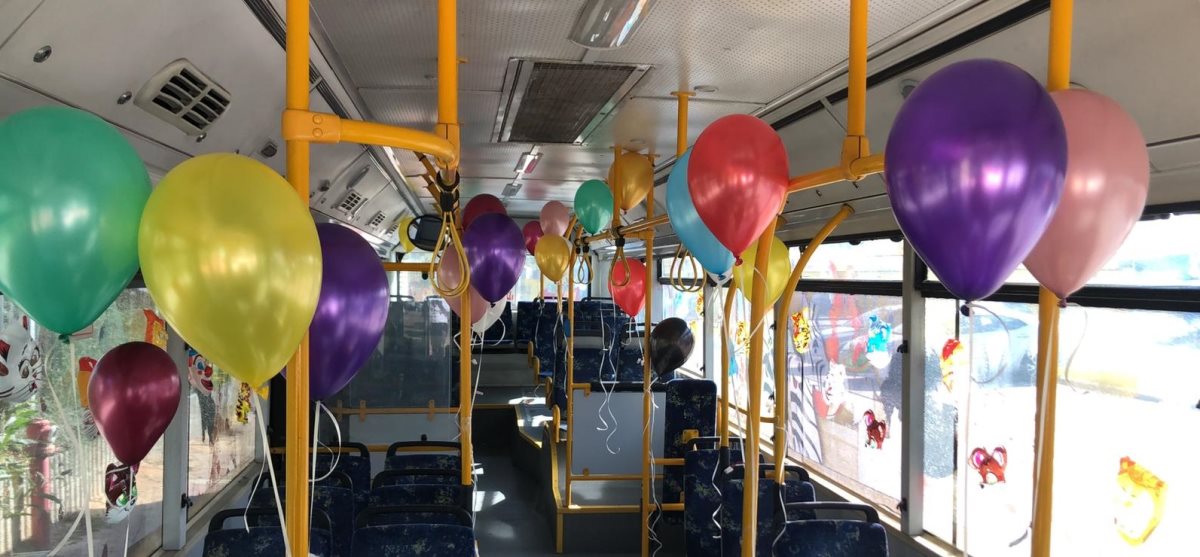 אוטובוס ההפתעות של אפיקים ששימח ילדים בשנה שעברה