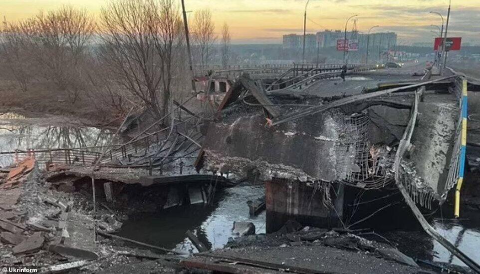 גשר שפוצץ כדי לעצור את התקדמות הכוחות הרוסיים (צילום: מהרשתות החברתיות)