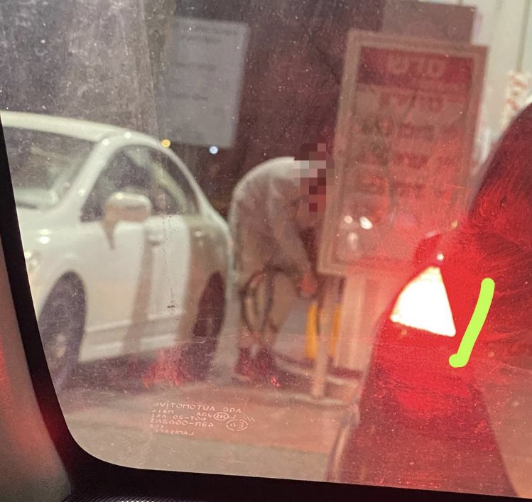 ממלאים ג׳ריקנים בתחנת הדלק