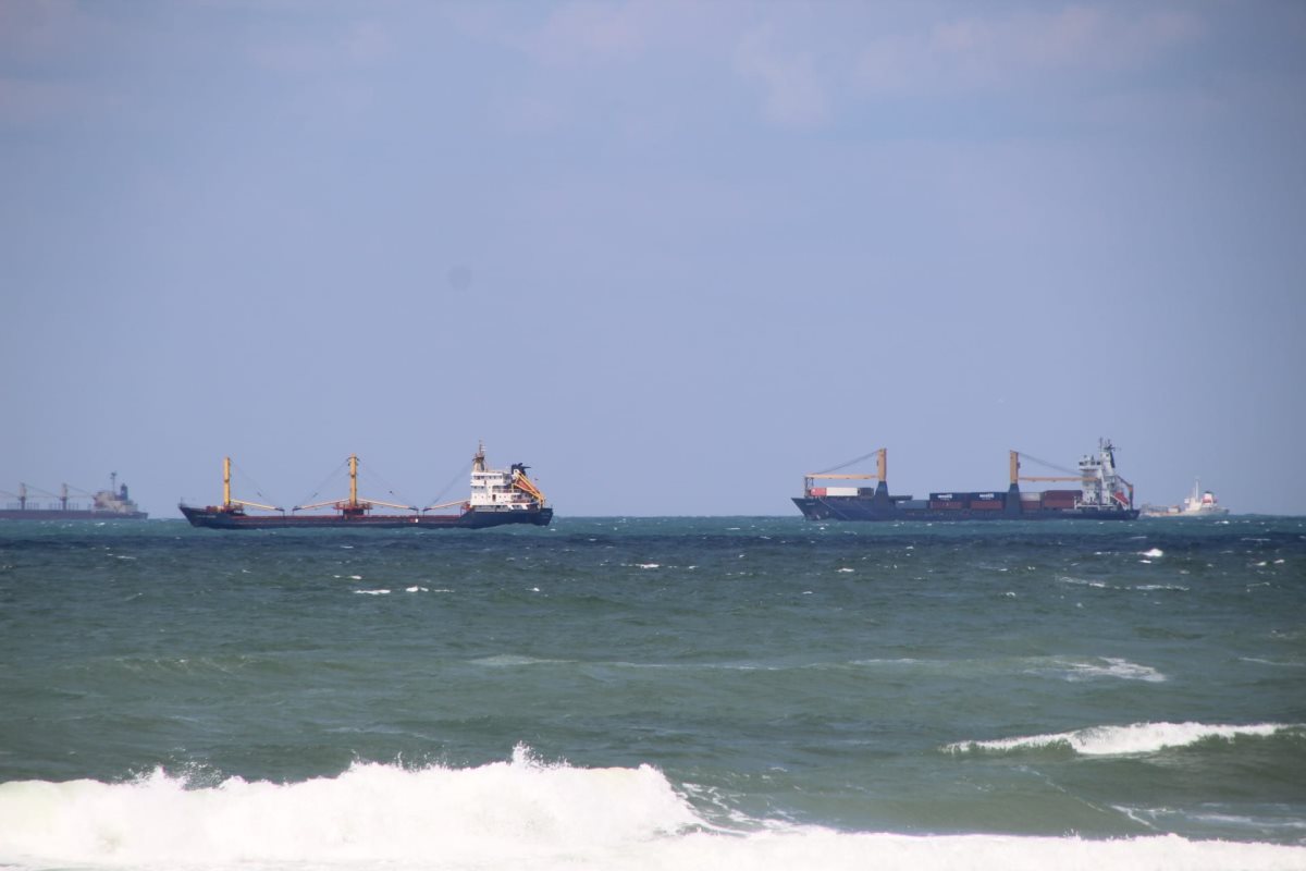 אניות מול חופי אשדוד. צילום: שמואל סרדינס