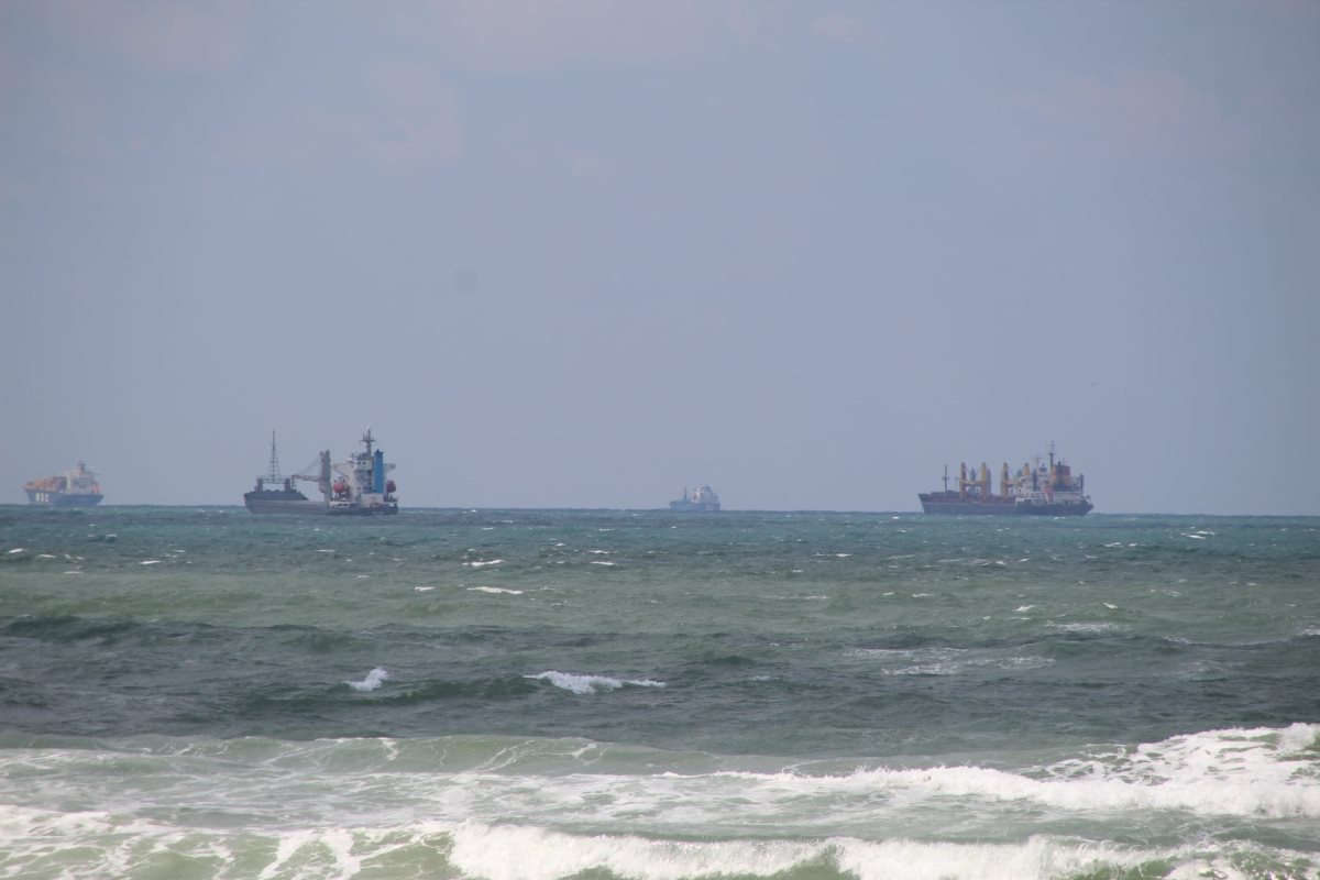 פקק של אניות בכניסה לנמל